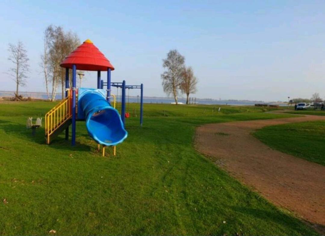 Us Twadde Plakje Op Vakantiepark Bergumermeer Suameer المظهر الخارجي الصورة